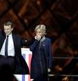 Emmanuel Macron e Brigitte Trogneux no palco após anunciada sua vitória nas eleições francesas: romance teve início polêmico  Foto: Reuters