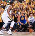 Stephen Curry foi o cestinha do confronto, com 30 pontos.  Foto: Reuters