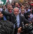 Lula chegou à Curitiba abraçado por manifestantes e cercado de fotógrafos; o depoimento durou mais de 5h  Foto: Filipe Araujo / BBC News Brasil