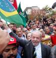 Lula foi cercado por partidários ao descer do carro nas proximidades do prédio da Justiça Federal.  Foto: Reuters