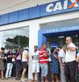 Fila na Caixa para resgate do FGTS; liberação de contas inativas buscou incentivar consumo  Foto: Antonio Cruz/ Agência Brasil / BBCBrasil.com