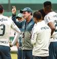 Cuca (C), técnico do Palmeiras, durante treino na Academia de Futebol da Barra Funda  Foto: Gazeta Press