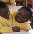 Consolata e Maria Mwakikuti, da Tanzânia, tem 19 anos e pretender ingressar na universidade.  Foto: BBC