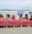 Moradores de comunidades participam de almoço pelo Dia das Mães nas areias da praia de Copacabana como forma protesto contra a insegurança nas comunidades onde vivem   Foto: Agência Brasil