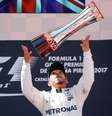 Lewis Hamilton levanta o troféu de campão do GP da Espanha, em Barcelona.  Foto: Reuters