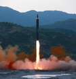 Teste de lançamento do míssil Hwasong 12, capaz de levar uma ogiva nuclear "de grande tamanho"  Foto: Reuters