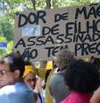 Parentes de cinco jovens mortos há um ano pela violência policial, em Costa Barros, pedem a punição dos culpados, em frente ao TJRJ.  Foto: Tania Rego/ Agência Brasil