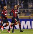 Eduardo Da Silva (centro) comemora seu gol  Foto: Gazeta Press