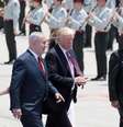O premiê israelense Benjamin Netanyahu recebe o presidente dos Estados Unidos, Donald Trump em Tel Aviv (Israel)  Foto: EFE