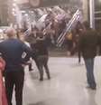 Pessoas correm para deixar a Manchester Arena após a explosão, que deixou pelo menos 19 mortos e 50 feridos  Foto: Reproducao / BBC News Brasil