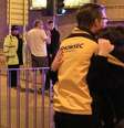 Mulher é confortada após ataque em Manchester  Foto: PETER BYRNE / BBCBrasil.com