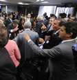 O tumulto foi iniciado logo após o encerramento da audiência pública, quando o presidente da CAE, senador Tasso Jereissati (PSDB-CE), tentou dar prosseguimento aos trabalhos com o início da leitura do relatório.  Foto: Alessandro Dantas/ Fotos Públicas