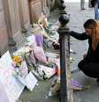 Mulher deposita flores em homenagem às vítimas do atentado após show de Ariana Grande em Manchester.  Foto: Reuters