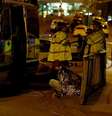 Fãs da cantora Ariana Grande são atendidos por equipes de resgate após explosão na Manchester Arena.  Foto: EFE