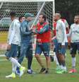 Omar Feitosa, Cuca e Felipe Melo discutem durante treino do Palmeiras nessa última segunda-feira (22)  Foto: Bruno Ulivieri/Raw Image/Gazeta Press 