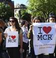 Pessoas fazem vigília em homenagem às vítimas do atentado em Manchester.  Foto: EFE