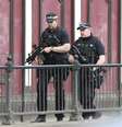 Policiais patrulham os arredores da Manchester Arena após o atentado da noite de segunda-feira.  Foto: EFE