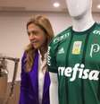 Leila Pereira, dona da Crefisa, e a camisa do Palmeiras com a estrela em homenagem a 1951  Foto: LANCE! / LANCE!