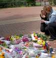 Pessoas depositam flores em homenagem às vítimas de atentado em Manchester.  Foto: Getty Images