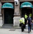 Policiais fazem buscas em apartamento em Manchester.  Foto: Reuters
