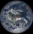 No centro do círculo observa-se um dos curiosos clarões investigados pelos cientistas   Foto: Nasa