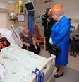 Rainha Elizabeth 2ª visita menores feridos em hospital infantil de Manchester.  Foto: Reuters
