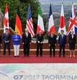 O presidente do Conselho Europeu, Donald Tusk; o primeiro-ministro canadense, Justin Trudeau; a chanceler alemã, Angela Merkel; o primeiro-ministro italiano, Paolo Gentiloni; o presidente francês, Emmanuel Macron; o primeiro-ministro japonês, Shinzo Abe; a primeira-ministra britânica, Theresa May, e o presidente da Comissão Europeia, Jean-Claude Juncker, em foto oficial no início da cúpula do G7 em Taormina  Foto: Agência Brasil
