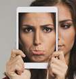 Mulher usa tablet para fazer selfie  Foto: BBC News Brasil