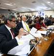 Sessão da Comissão de Constituição e Justiça do Senado para discutir e votar o relatório do senador Lindbergh Faria para a PEC 67/2016  Foto: Agência Brasil