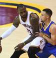 Lebron James, do Cleveland Cavaliers, e Stephen Curry, do Golden State Warriors, se encontram novamente na decisão do título da NBA  Foto: Getty Images