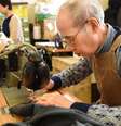 Japonês idoso trabalha em confecção. Expectativa de vida da população que nasce hoje será de 107 anos.  Foto: TORU YAMANAKA