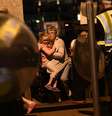 Policiais conduzem pessoas a local seguro após ataque em Londres  Foto: Getty Images