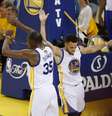 Kevin Durant, cestinha da partida com 33 pontos, e Stephen Curry comemoram ponto marcado na 2ª partida final entre Golden State Warriors e Cleveland Cavaliers  Foto: Reuters