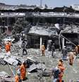 Equipes de resgate removem destroços em área afetada por ataque suicida em 1o de junho  Foto: BBC News Brasil