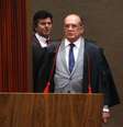 O presidente do TSE, ministro Gilmar Mendes, na retomada do julgamento da ação em que o PSDB pede a cassação da chapa Dilma-Temer  Foto: Agência Brasil