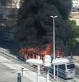 Câmera de segurança de via no Rio registrou o momento em que o ônibus era consumido pelo fogo.  Foto: Reprodução/Câmera de segurança/Rio de Janeiro