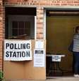 Eleitora deposita seu voto em urna instalada em uma garagem no sul de Londres  Foto: Reuters