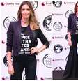 Fernanda Lima aposta em pantalona, camiseta e blazer  Foto: Leo Franco / AgNews