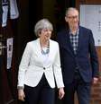 Theresa May vota no Reino Unido acompanhada do marido  Foto: Reuters