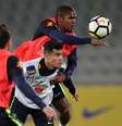 Douglas Costa e Philippe Coutinho disputam lance durante treino da Seleção Brasileira, em Melbourne  Foto: Lucas Figueiredo/CBF