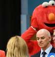 'Elmo' disputou vaga no Parlamento com premiê Theresa May por mesmo distrito eleitoral e dividiu palco com candidatos quando resultados foram anunciados   Foto: BBC News Brasil