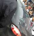 Carro em que estava Gilberto Bitencourt Viegas mostra várias marcas de perfuração pelas balas  Foto: Reprodução/Facebook