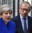 Em uma breve declaração à nação na frente da residência oficial de Downing Street, May confirmou sua decisão após pedir à rainha Elizabeth 2ª a permissão para formar governo  Foto: Reuters