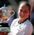 Jelena Ostapenko recebe o troféu de campeã de Roland Garros  Foto: Reuters