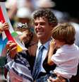 Acompanhado de seus dois filhos, o ex-tenista Gustavo Kuerten foi homenageado na quadra principal de Roland Garros pelo aniversário de 20 anos de sua primeira conquista no grand slam francês  Foto: Reuters