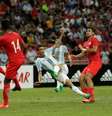 Di Maria arrisca um voleio durante o amistoso entre Argentina e Singapura  Foto: Reuters