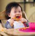 Bebê precisa conseguir ficar sentado sem muito apoio para poder começar a comer alimentos sólidos sozinho  Foto: iStock