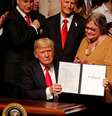 Trump nesta sexta-feira, ao assinar sua nova política nas relações com Cuba  Foto: BBC News Brasil