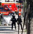 Bombeiros cobrem corpo de suspeito de ataque contra policiais em Paris  Foto: Reuters