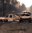 Carros ficaram queimados em estrada que corta a floresta em localidade portuguesa  Foto: Reuters